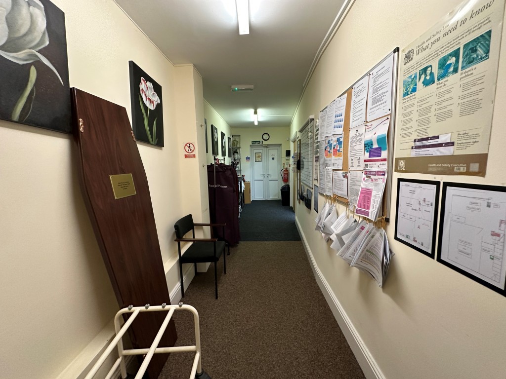 Lot: 60 - THREE STOREY COMMERCIAL UNIT FOR INVESTMENT - Back Corridor with access to rear parking